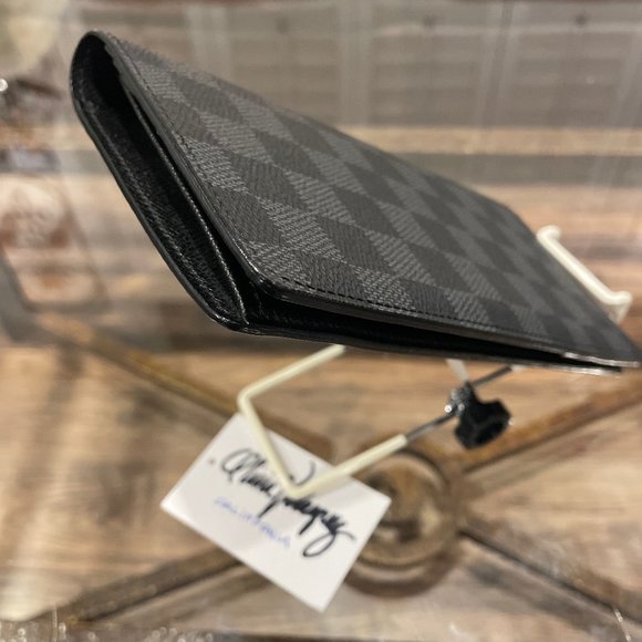 Louis Vuitton - Picture 9 of 12